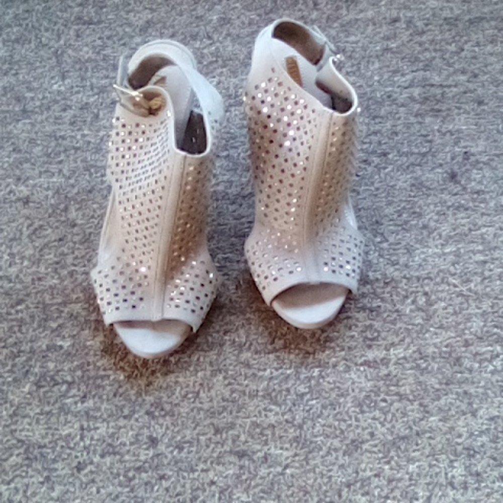 Size 7 Beige Heels Jennifer Lopez
